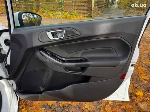 Ford Fiesta 2017 белый - фото 27