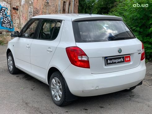 Skoda Fabia 2012 белый - фото 7