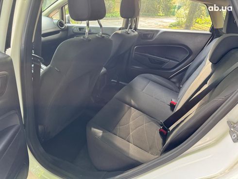 Ford Fiesta 2018 белый - фото 11