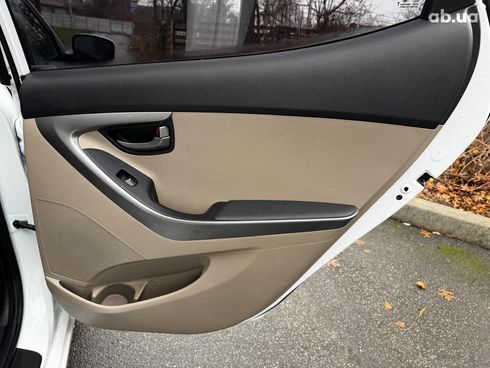 Hyundai Elantra 2015 белый - фото 24