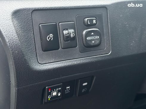 Toyota Avensis Verso 2014 белый - фото 11