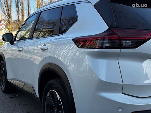 Nissan Rogue 2023 белый - фото 17