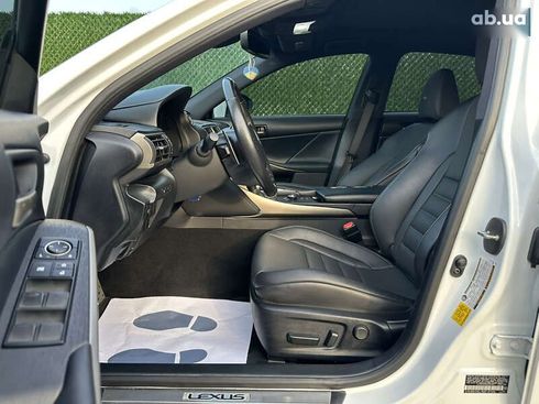 Lexus IS 2019 - фото 9