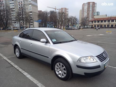 Volkswagen Passat 2003 серебристый - фото 2