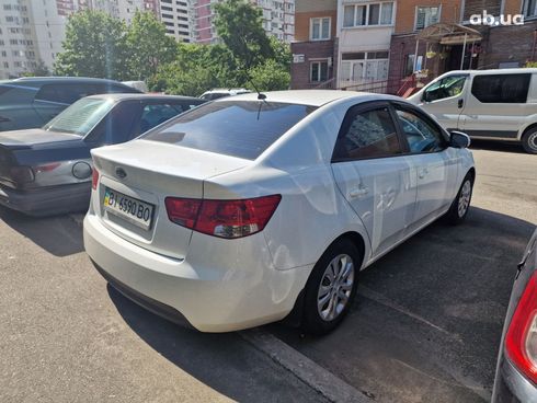 Kia Cerato 2011 белый - фото 13