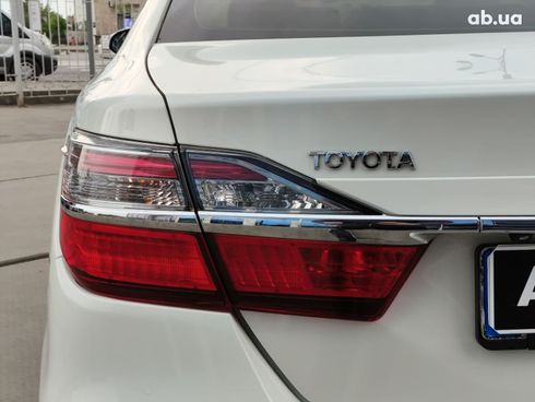 Toyota Camry 2017 белый - фото 7