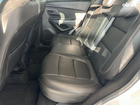 Chevrolet Trax 2017 белый - фото 12