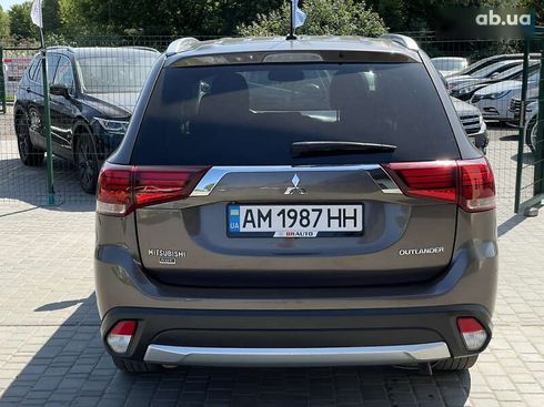 Mitsubishi Outlander 2016 - фото 17