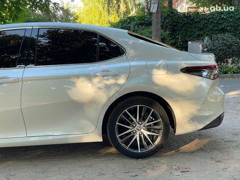 Toyota Camry 2022 белый - фото 14