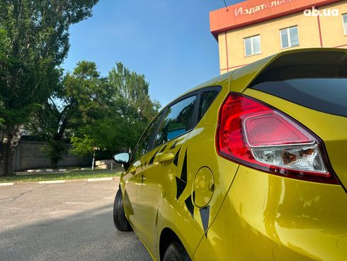 Ford Fiesta 2014 желтый - фото 13