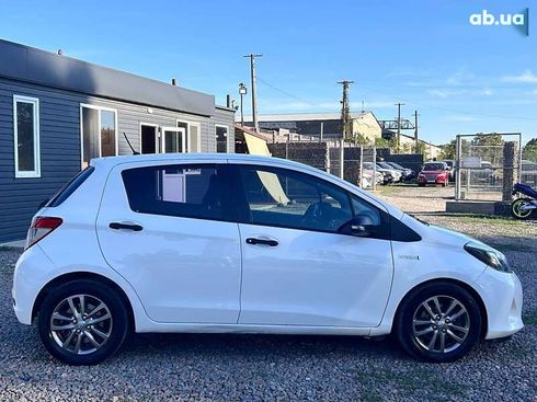 Toyota Yaris 2012 - фото 3