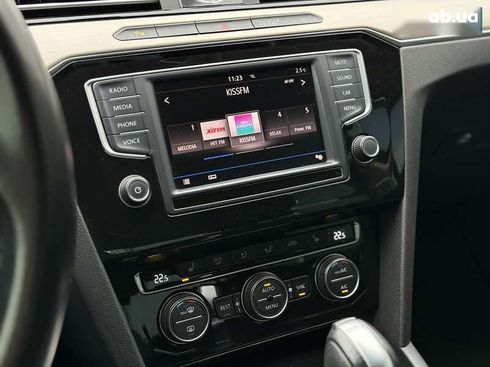 Volkswagen Passat 2017 - фото 23