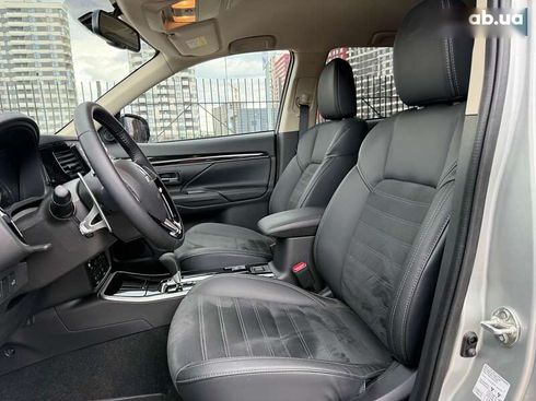 Mitsubishi Outlander 2023 - фото 20