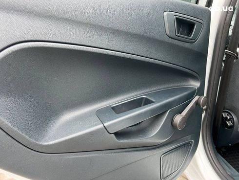 Ford Fiesta 2012 белый - фото 35