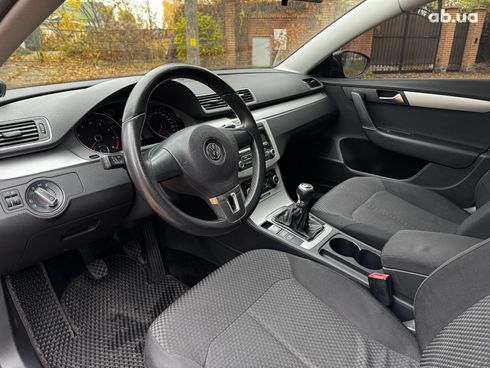 Volkswagen Passat 2011 серый - фото 12