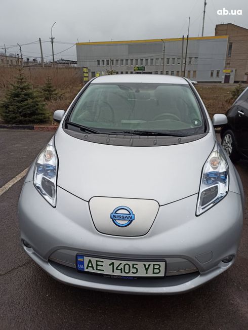 Nissan Leaf 2012 серебристый - фото 5