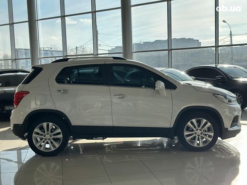 Chevrolet Trax 2017 белый - фото 9