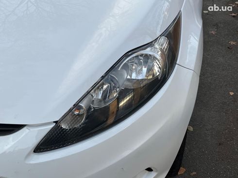 Ford Fiesta 2012 белый - фото 9