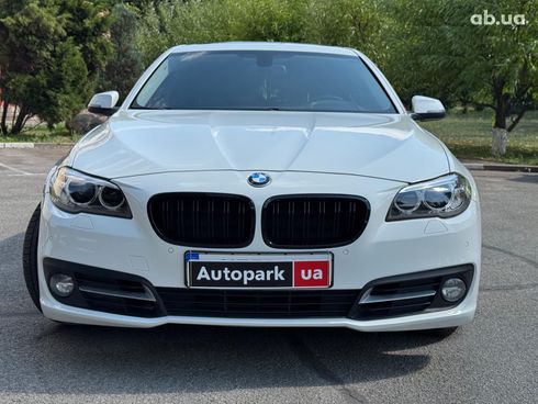 BMW 5 серия 2015 белый - фото 7