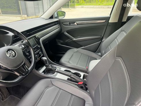 Volkswagen Passat 2019 серый - фото 16