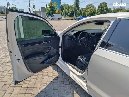 Volkswagen Passat 2015 бежевый - фото 13