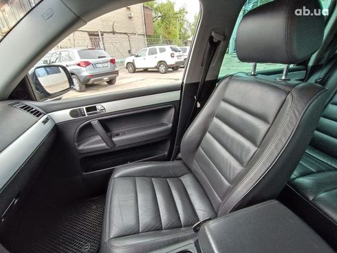 Volkswagen Touareg 2005 черный - фото 19