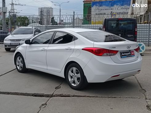 Hyundai Elantra 2012 белый - фото 4