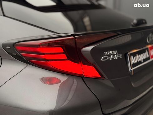 Toyota C-HR 2022 серый - фото 9