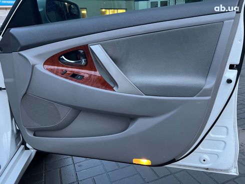 Toyota Camry 2010 белый - фото 41