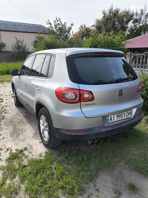 Volkswagen Tiguan 2010 серебристый - фото 5
