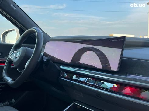 BMW i7 2023 белый - фото 12
