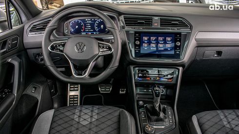 Volkswagen Tiguan 2023 серебристый - фото 10