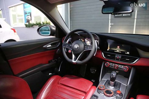 Alfa Romeo Giulia 2017 - фото 15