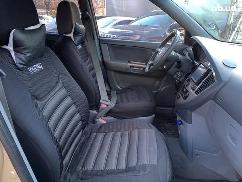 Kia Carens 2003 бежевый - фото 24