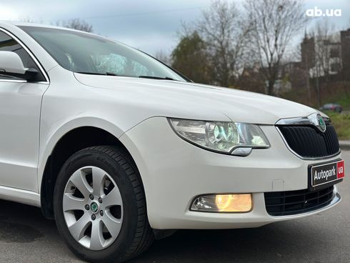 Skoda Superb 2012 белый - фото 9