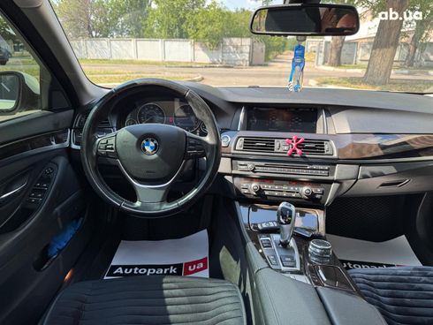 BMW 5 серия 2015 белый - фото 15