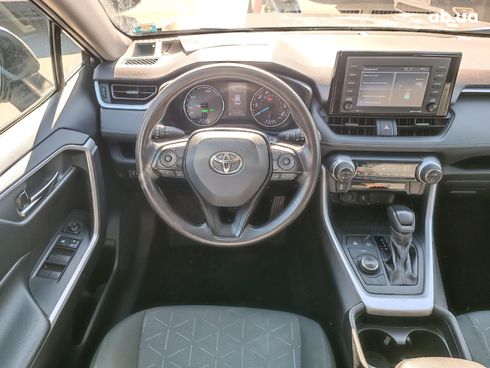Toyota RAV4 2020 серый - фото 17