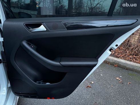 Volkswagen Jetta 2016 белый - фото 27
