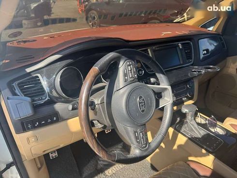 Kia Carnival 2017 - фото 12