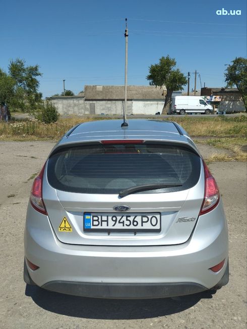 Ford Fiesta 2017 серый - фото 12