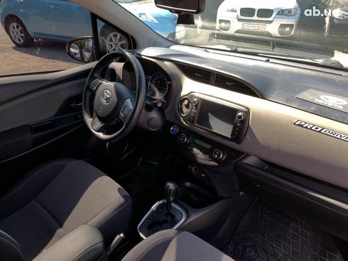 Toyota Yaris 2014 серый - фото 25