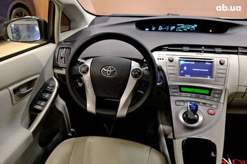 Toyota Prius 2014 белый - фото 6