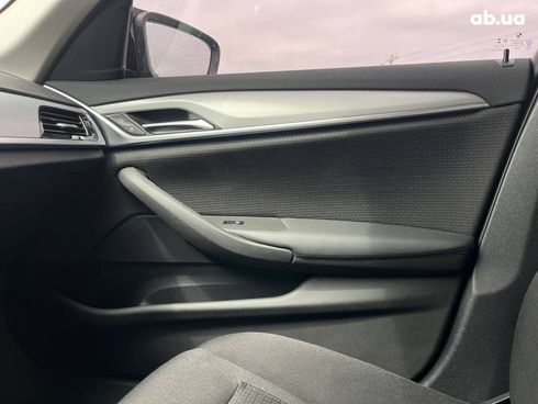BMW 5 серия 2020 серый - фото 35
