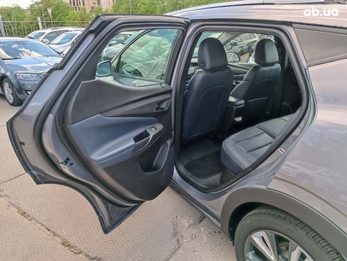 Chevrolet Bolt 2022 серый - фото 10