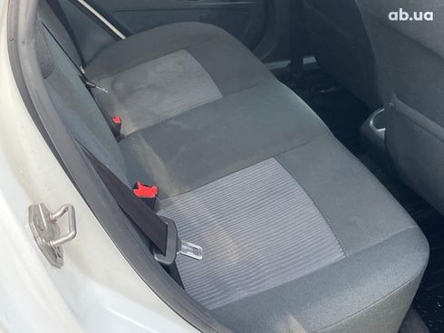 Ford Fiesta 2012 белый - фото 37