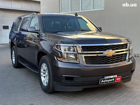 Chevrolet Suburban 2016 серый - фото 3