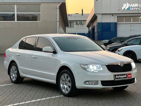 Skoda Superb 2012 белый - фото 6