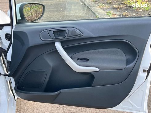 Ford Fiesta 2012 белый - фото 29