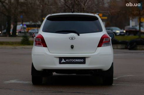 Toyota Yaris 2011 - фото 6