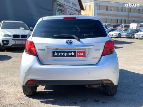 Toyota Yaris 2014 серый - фото 6